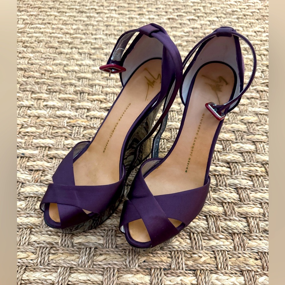 Giuseppe Zanotti $695 IOB Elegant Purple Platform Heels Red Buckle, Size 38/5